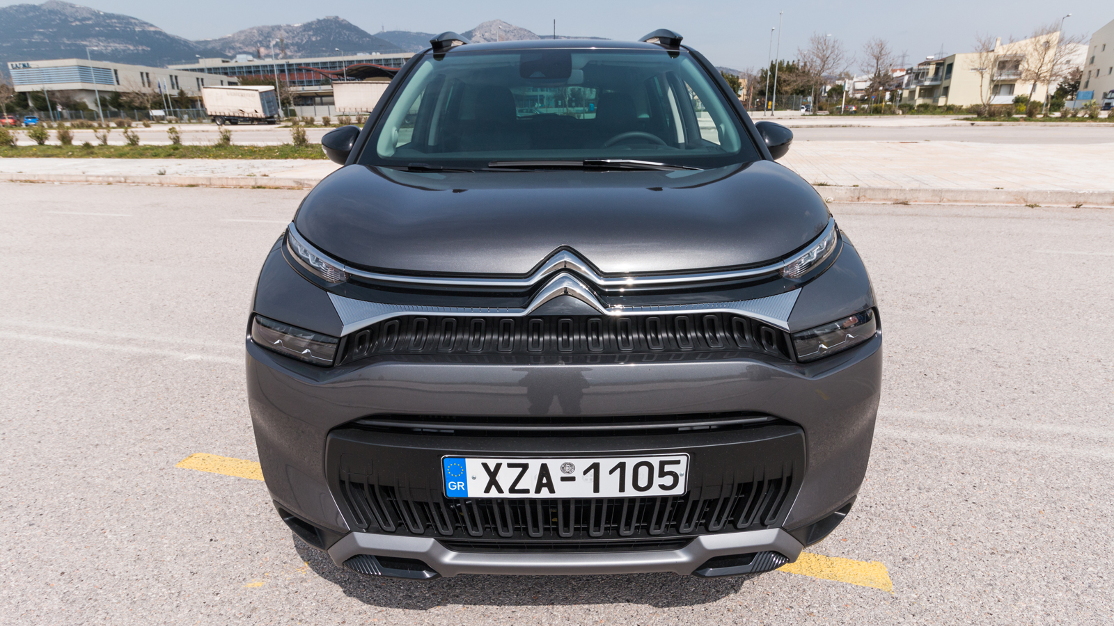 Ανανεωμένο το μπροστινό τμήμα της Citroen C3 Aircross που πλέον φέρει το νέο χρωμιωμένο σήμα της εταιρίας και λεπτά LED φωτιστικά σώματα